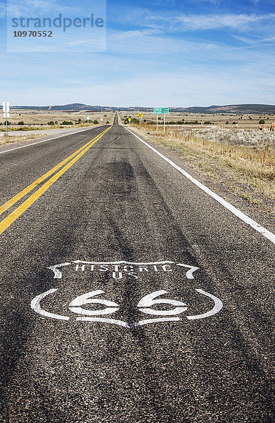 Logo der Route 66 auf dem Highway; Arizona  Vereinigte Staaten von Amerika'.