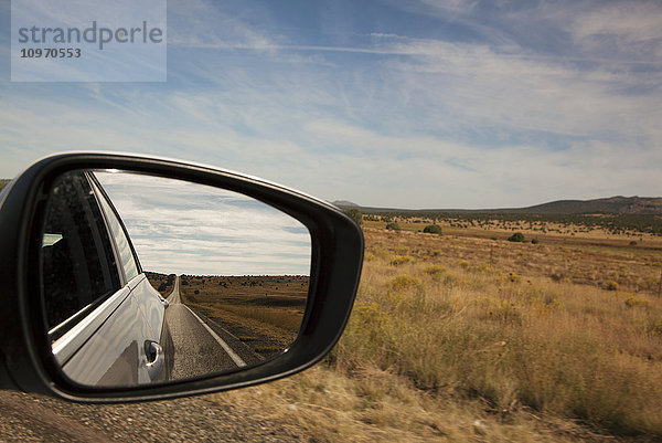 Fahren auf der Route 66 mit Landschaft  die sich im Rückspiegel des Autos spiegelt; Arizona  Vereinigte Staaten von Amerika'.