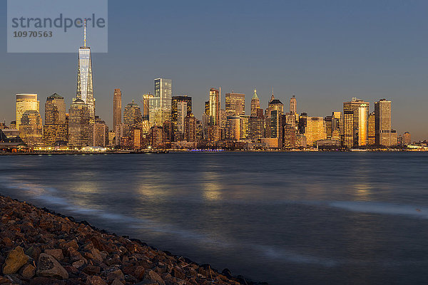 Skyline von New York City bei Sonnenuntergang  Liberty State Park; Jersey City  New Jersey  Vereinigte Staaten von Amerika'.