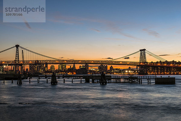 Williamsberg Bridge bei Sonnenuntergang; New York City  New York  Vereinigte Staaten von Amerika'.