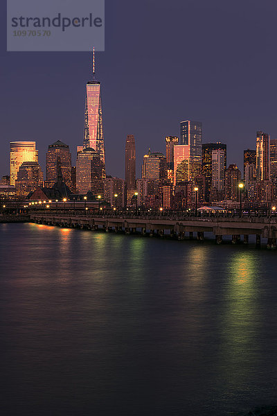 Skyline von Manhattan bei Sonnenuntergang  Liberty State Park; Jersey City  New Jersey  Vereinigte Staaten von Amerika'.