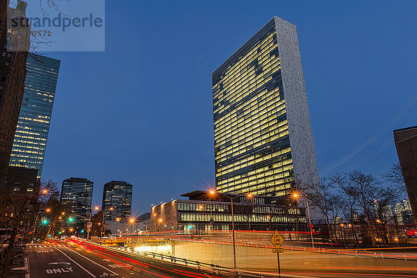 Vereinte Nationen in der Dämmerung; New York City  New York  Vereinigte Staaten von Amerika'.