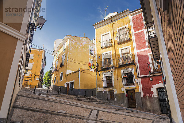 Bunte Häuser in der Innenstadt von Cuenca; Cuenca  Kastilien-La Mancha  Spanien'.