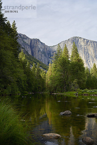 Merced River  Yosemite Valley  Yosemite National Park; Kalifornien  Vereinigte Staaten von Amerika'.