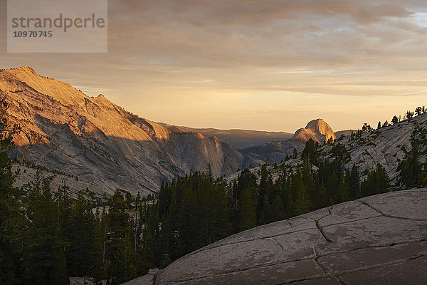 Blick bei Sonnenuntergang vom Olmsted Point auf den Half Dome  Yosemite National Park; Kalifornien  Vereinigte Staaten von Amerika'.