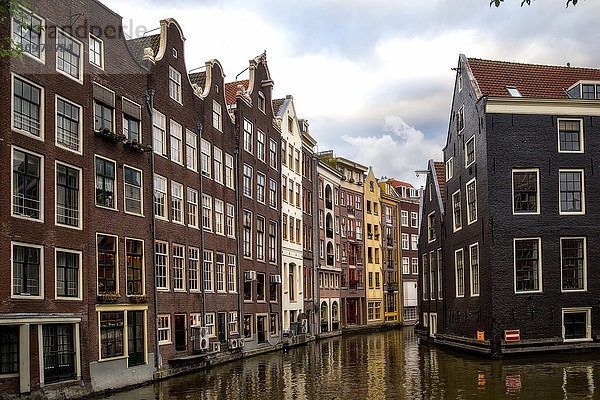 Wohngebäude entlang einer Gracht; Niederlande  Amsterdam'.