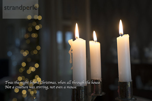 Drei brennende Kerzen mit einem Vers aus Die Nacht vor Weihnachten ; South Shields  Tyne and Wear  England