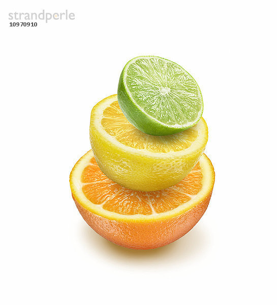 Orangen-  Zitronen- und Limettenhälften in einem Stapel auf weißem Hintergrund; Kanada'.