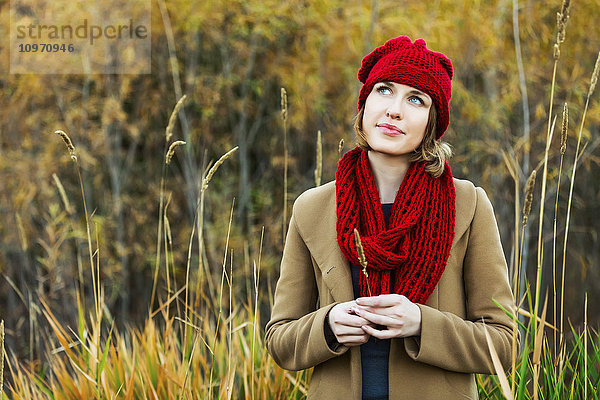 Porträt einer jungen Frau  die während eines Ausflugs in einem Stadtpark im Herbst sehr nachdenklich ist; Edmonton  Alberta  Kanada'.