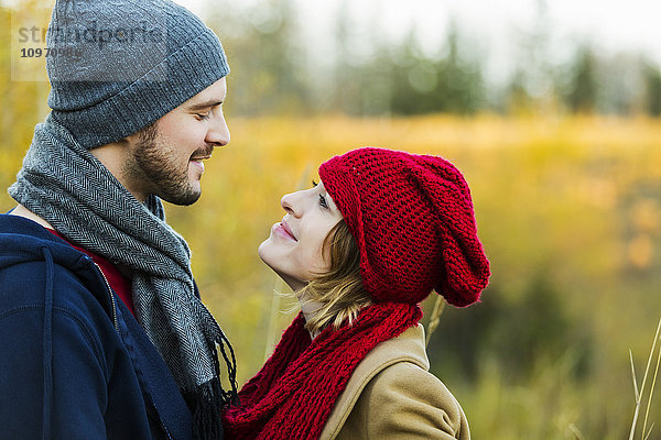 Ein junges Paar  das sich im Herbst in einem Stadtpark in die Augen schaut; Edmonton  Alberta  Kanada'.