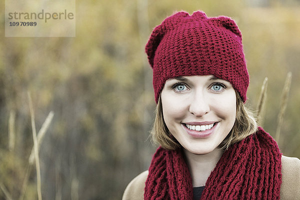 Eine schöne junge Frau posiert für die Kamera während eines Ausflugs in einem Stadtpark im Herbst; Edmonton  Alberta  Kanada