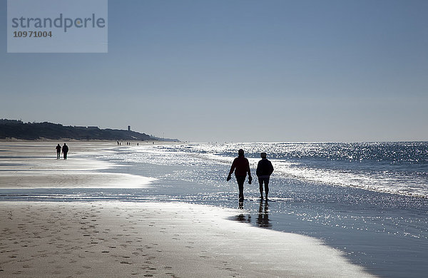 Spaziergang am Strand in der Nähe von Chiclana de la Frontera; Andalusien  Spanien'.