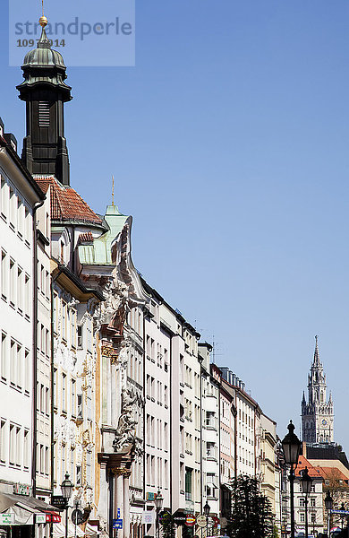 Gebäude in einer Reihe mit Türmen entlang der Skyline; München  Bayern  Deutschland'.