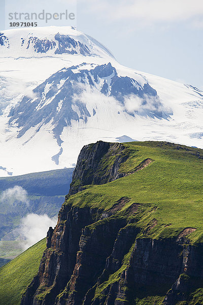 Sankin Island und Roundtop-Vulkan auf der Insel Unimak; Ikatan Bay  Aleuten  Südwest-Alaska  Vereinigte Staaten von Amerika'.