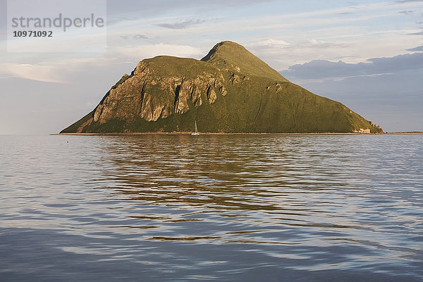 Segelboot vor der Insel Amagat zwischen der Morzhovoi-Bucht und der Cold Bay auf der Halbinsel Alaska; Südwest-Alaska  Vereinigte Staaten von Amerika'.