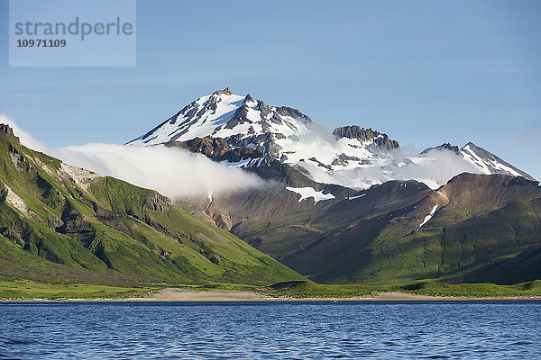 Frostiger Vulkan in der Nähe von Cold Bay auf der Alaska-Halbinsel im Sommer; Südwest-Alaska  Vereinigte Staaten von Amerika'.
