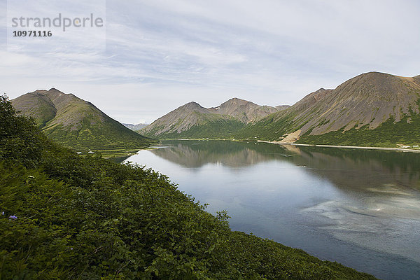 Blick auf die Stadt King Cove und die King Cove Lagune von einem nahe gelegenen Berg im Sommer  Alaska-Halbinsel; Südwest-Alaska  Vereinigte Staaten von Amerika'.