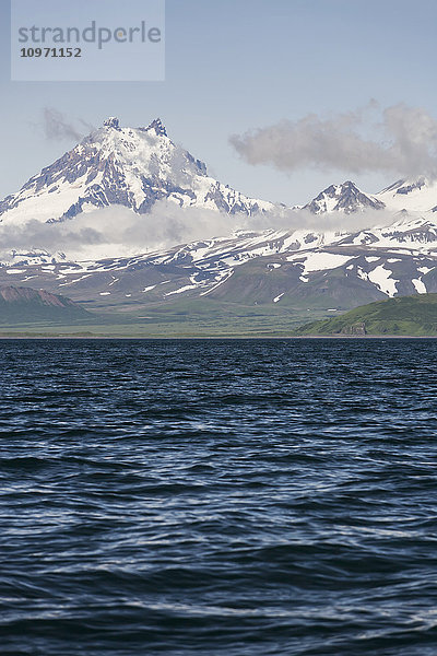 Isanotski Peaks  ein Vulkan auf der Insel Unimak  der östlichsten Insel der Aleuten-Kette  lokal bekannt als Ragged Jack; Alaska  Vereinigte Staaten von Amerika'.