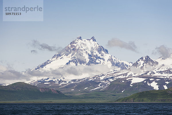 Isanotski Peaks  ein Vulkan auf der Insel Unimak  der östlichsten Insel der Aleuten-Kette  lokal bekannt als Ragged Jack; Alaska  Vereinigte Staaten von Amerika'.