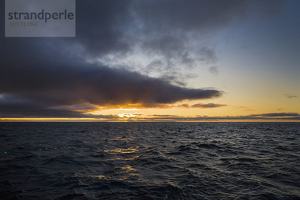 Sonnenaufgang über dem Pazifischen Ozean in der Nähe von Unimak Island; Alaska  Vereinigte Staaten von Amerika'.