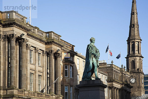 Gebäude und eine Statue in der George Street; Edinburgh  Schottland .