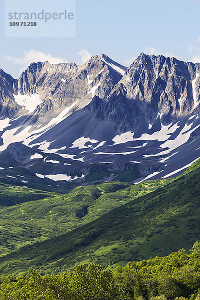 Zerklüftete Berge an der Hallo-Bucht  Katmai-Nationalpark  Alaska-Halbinsel; Südwest-Alaska  Vereinigte Staaten von Amerika'.