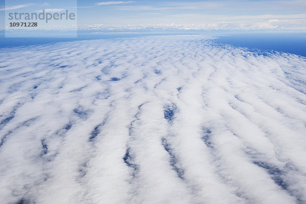 'Wolken über Cook Inlet; Alaska  Vereinigte Staaten von Amerika'.