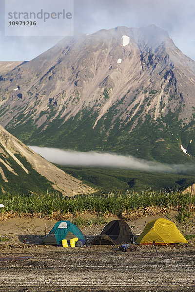 Drei Zelte im Sommer in der Hallo Bay  Katmai Naional Park  Alaska Halbinsel; Südwest Alaska  Vereinigte Staaten von Amerika'.