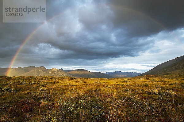 Ein Regenbogen am Himmel über der Brooks Range  Gates Of The Arctic National Park im Nordwesten Alaskas; Alaska  Vereinigte Staaten von Amerika'.