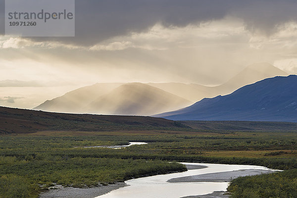 Noatak River und Brooks Range  Gates Of The Arctic National Park  Nordwest-Alaska; Alaska  Vereinigte Staaten von Amerika'.