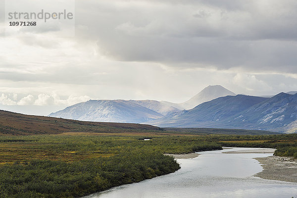 Noatak River und Brooks Range  Gates Of The Arctic National Park  Nordwest-Alaska; Alaska  Vereinigte Staaten von Amerika'.