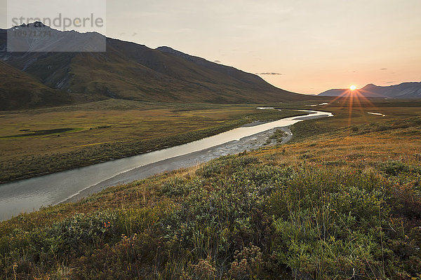 Noatak River und die Brooks Range bei Sonnenuntergang  Gates Of The Arctic National Park  Nordwest-Alaska; Alaska  Vereinigte Staaten von Amerika'.