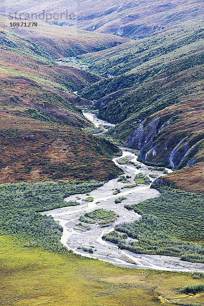Noatak River und die Brooks Range  Gates Of The Arctic National Park  Nordwest-Alaska; Alaska  Vereinigte Staaten von Amerika'.