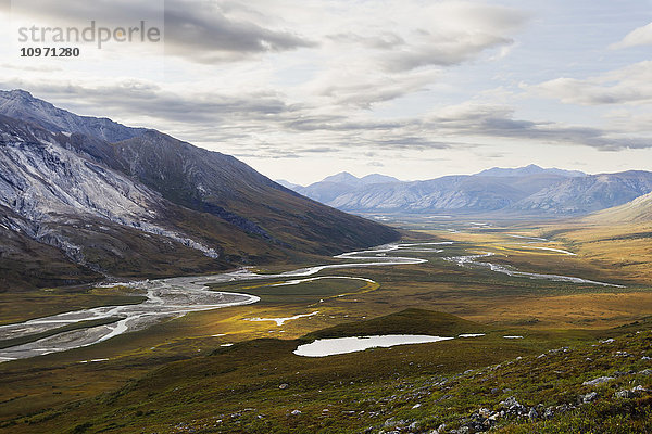 Noatak River und die Brooks Range  Gates Of The Arctic National Park  Nordwest-Alaska; Alaska  Vereinigte Staaten von Amerika'.