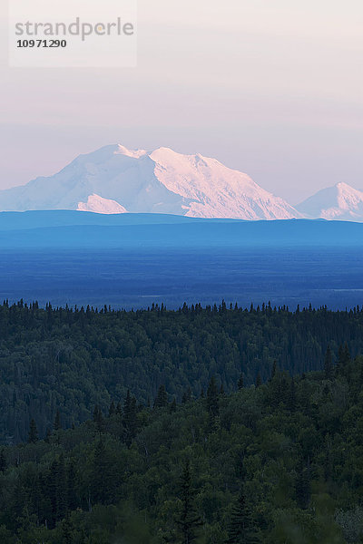 Mount McKinley vom George Parks Highway bei Sonnenuntergang aus gesehen; Alaska  Vereinigte Staaten von Amerika'.