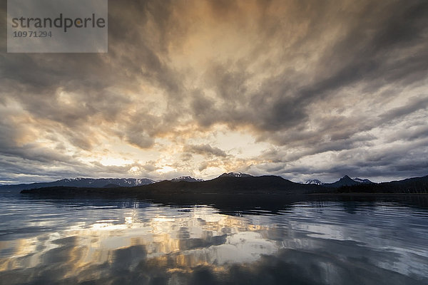 Morgenlicht und Wolken spiegeln sich auf dem glasklaren Wasser der Kachemak Bay  Kenai-Halbinsel; Alaska  Vereinigte Staaten von Amerika'.