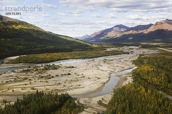 Koyokuk River und Brooks Range  Arktisches Alaska im Sommer; Alaska  Vereinigte Staaten von Amerika'.