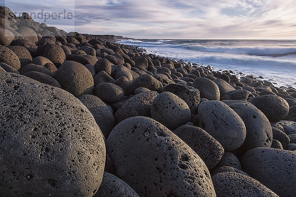 Die abgerundeten Felsen entlang der südwestlichen Küste der Halbinsel Reykjanes; Island .
