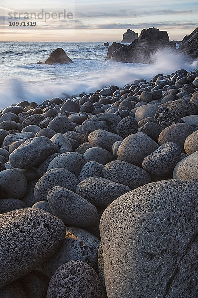 Wellen  die gegen die Küstenlinie und die abgerundeten Felsen entlang der Südwestküste der Halbinsel Reykjanes schlagen; Island'.