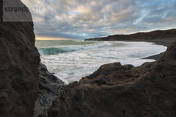 Wellen schlagen an die Küste von Djupalonsanndur auf der Halbinsel Snaefellsnes; Island'.