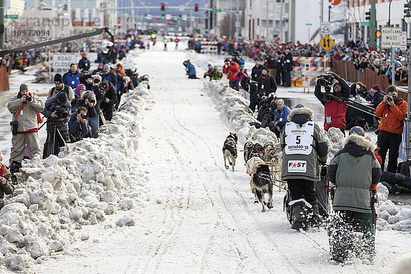 Lachlan Clarke läuft am Tag des Iditarod-Starts 2015 die 4th Avenue hinunter.