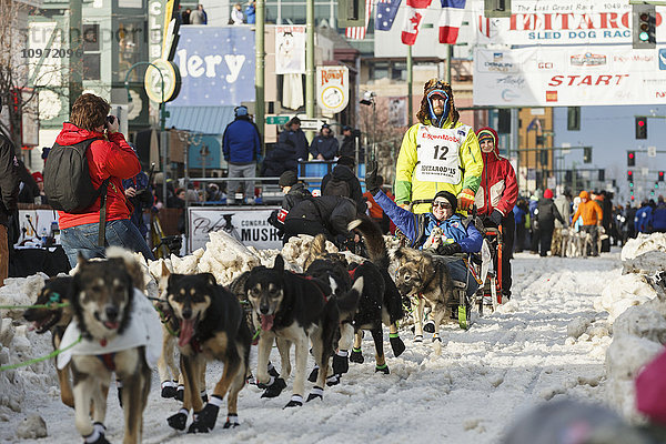 Nicolas Petit läuft am Tag des Iditarod-Starts 2015 die 4th Avenue hinunter.