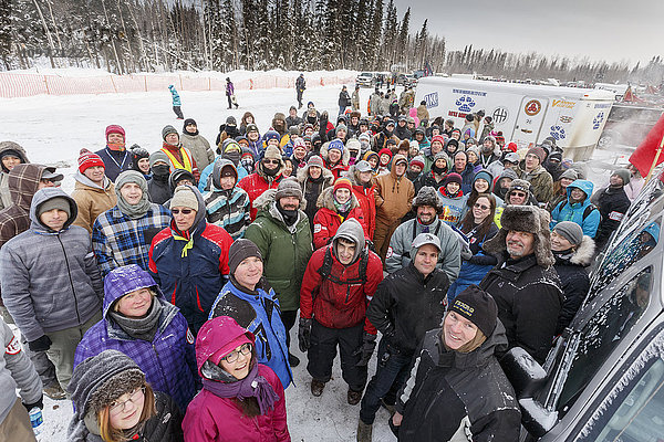 Eine Gruppe von Freiwilligen posiert für ein Foto beim offiziellen Start des Iditarod 2015 in Fairbanks  Alaska. (C) Jeff Schultz/SchultzPhoto.com - ALLE RECHTE VORBEHALTEN VERWENDUNG OHNE ERMÄCHTIGUNG VERBOTEN