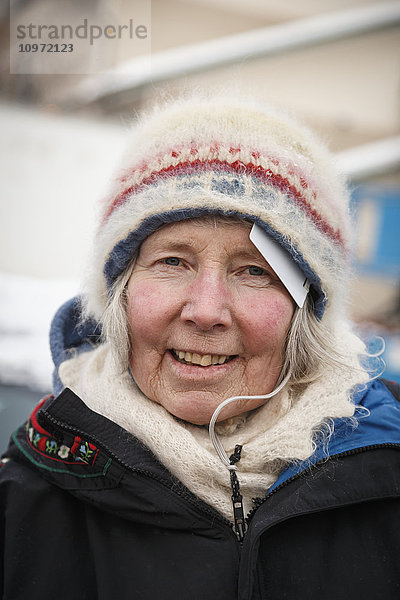Porträt von Mary Shields  einer der ersten Frauen  die 1974 das Iditarod absolvierten  beim offiziellen Start des Iditarod 2015 in Fairbanks  Alaska.
