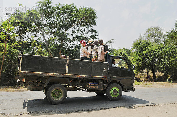 Einheimische Arbeiter auf dem Rücksitz eines Lastwagens; Bagan  Myanmar .