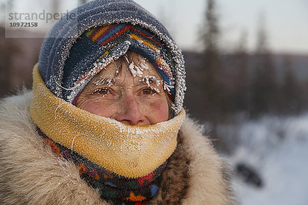 Porträt von Pam Redington in der Morgendämmerung  Manley Hot Springs Checkpoint  2015 Iditarod