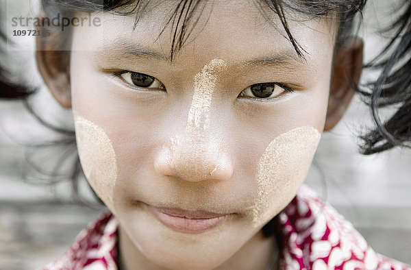 Nahaufnahme des Porträts eines jungen Mädchens mit weißer Gesichtsbemalung; Bagan  Myanmar