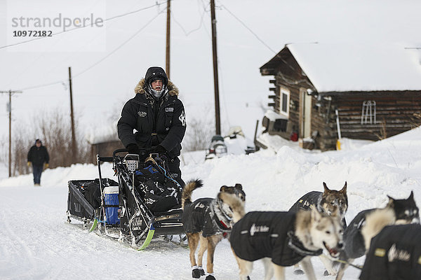 Dallas Seaveys Hunde führen ihn während des Iditarod 2015 zum Ruby-Kontrollpunkt.