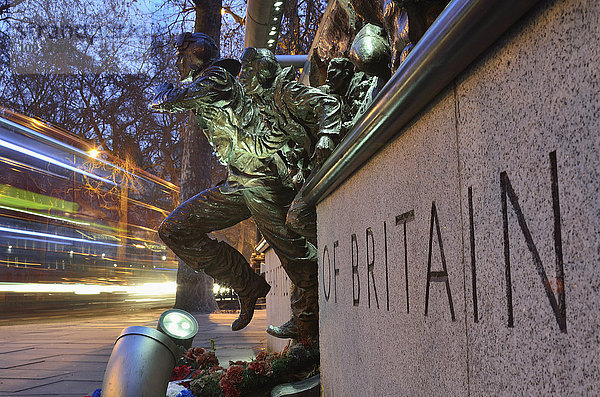 Bronzedenkmal zum Gedenken an die Schlacht um Großbritannien im Zweiten Weltkrieg  Victoria Embankment; London  England'.