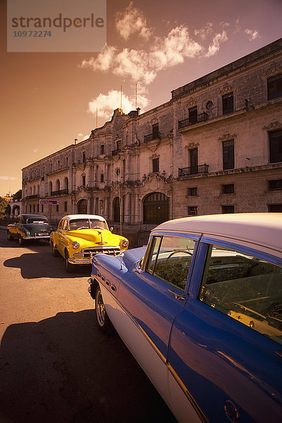 Auf der Straße geparkte Oldtimer; Havanna  Kuba'.